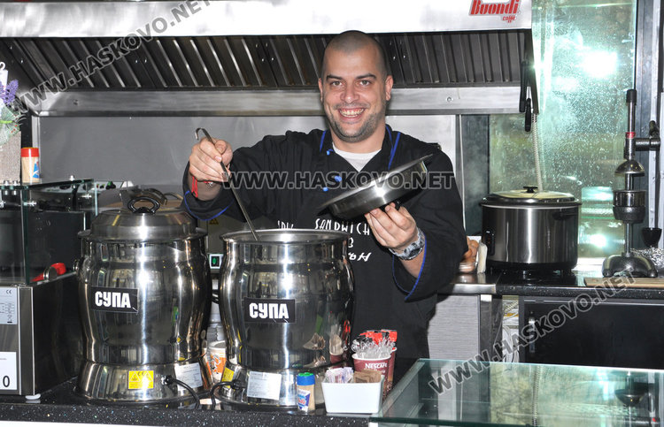 Ново заведение в Хасково поднася цвете на дамите за 8 март