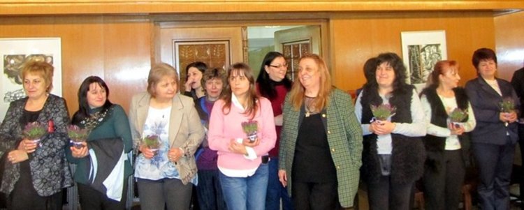 Цветя и поздравления от кмета за работещите в общинската администрация на Смолян