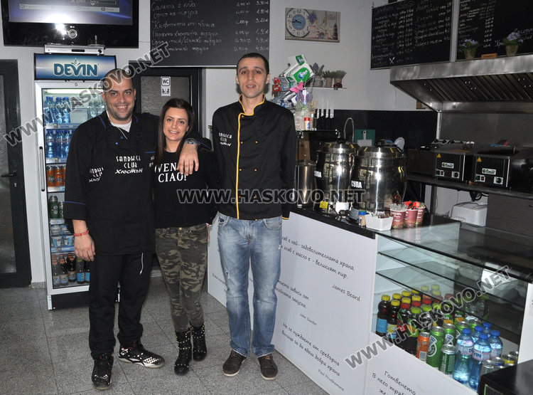 Ново заведение в Хасково поднася цвете на дамите за 8 март