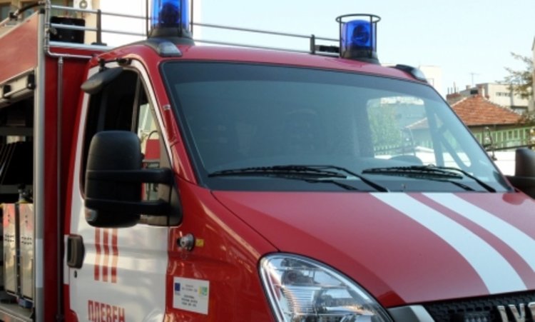 Два пожара на ул.„Възход“ в Смолян, спасени са 4 автомобила