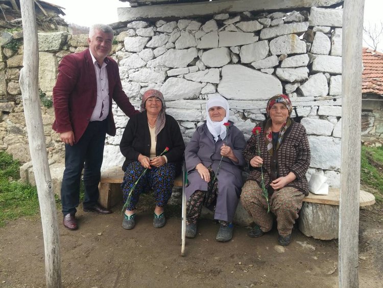 С цветя кметът на Момчилград поздрави дамите в общината