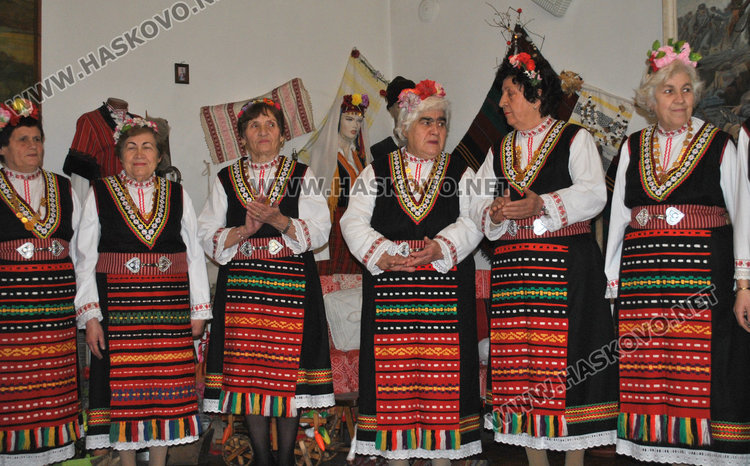 Тракийки с празничен концерт за жената, майката, любимата