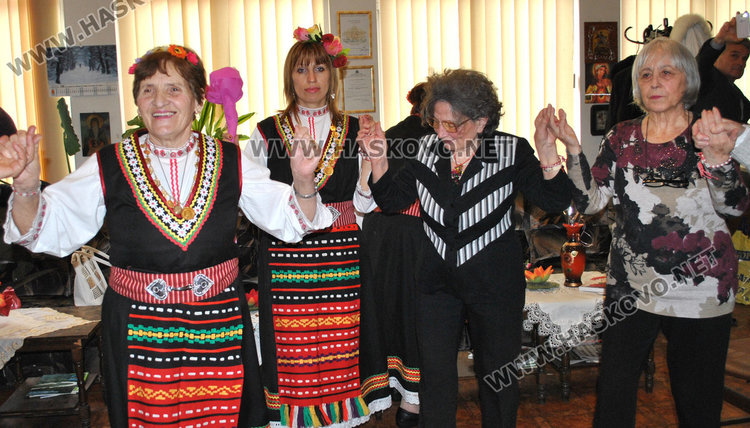 Тракийки с празничен концерт за жената, майката, любимата