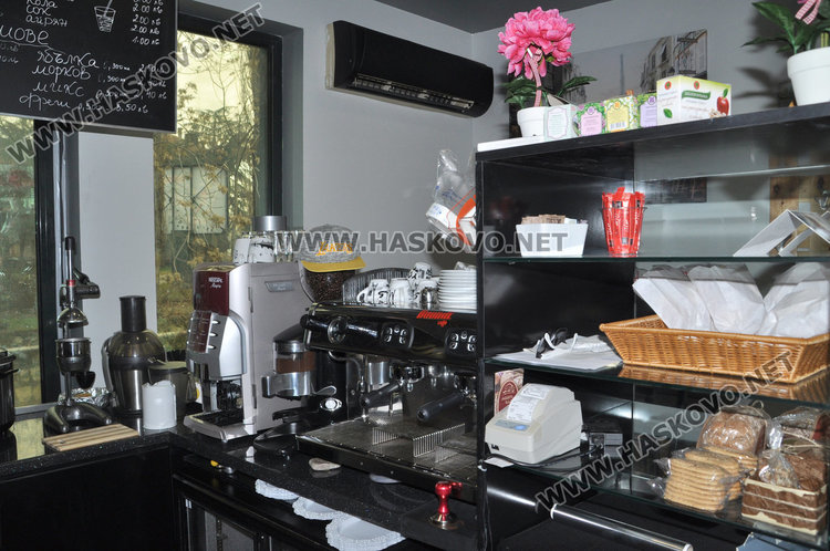 Ново заведение в Хасково поднася цвете на дамите за 8 март