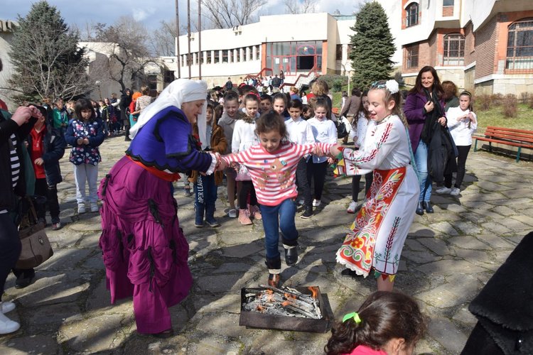                  Баба Марта закичи с мартеници децата в ОДК