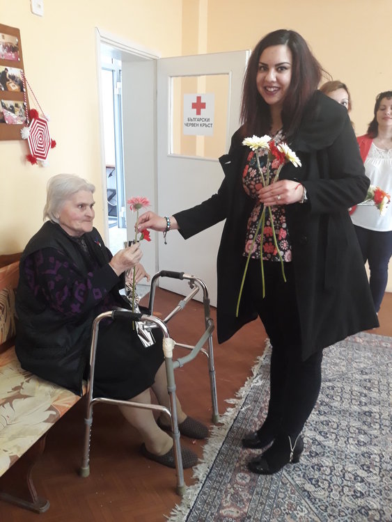 Младежите на ГЕРБ с цвете и добра дума при възрастните хора