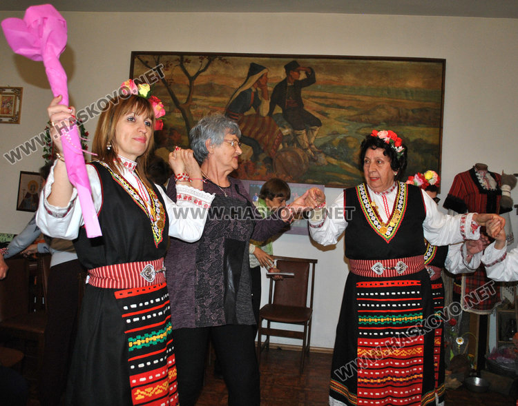 Тракийки с празничен концерт за жената, майката, любимата