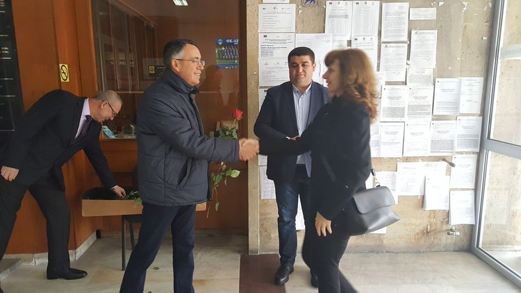 Кметският екип подари над 120 рози за 8 март