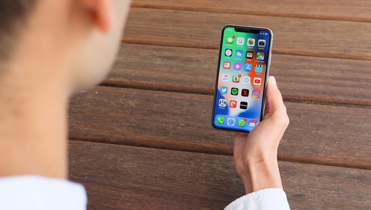 Дете заключи майчиния си iPhone за 47 години