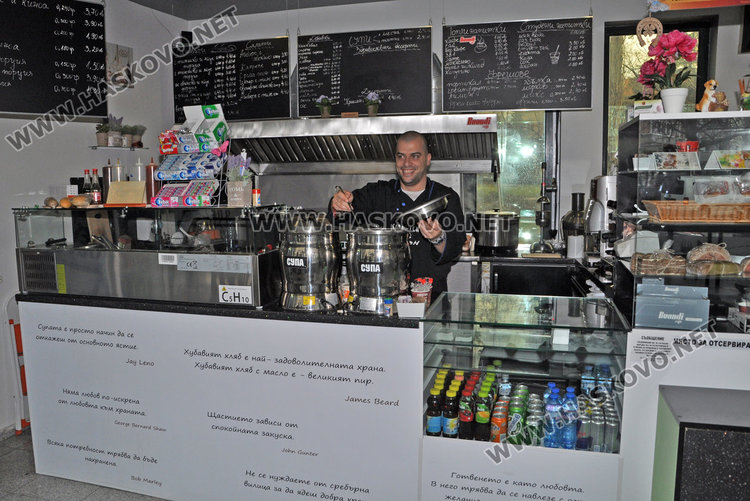 Ново заведение в Хасково поднася цвете на дамите за 8 март