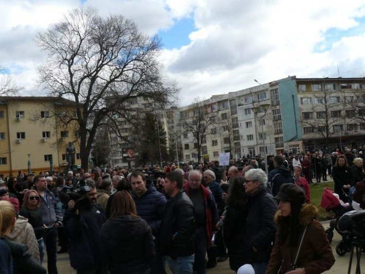  Стотици се събраха на протест срещу пернишкия ТЕЦ