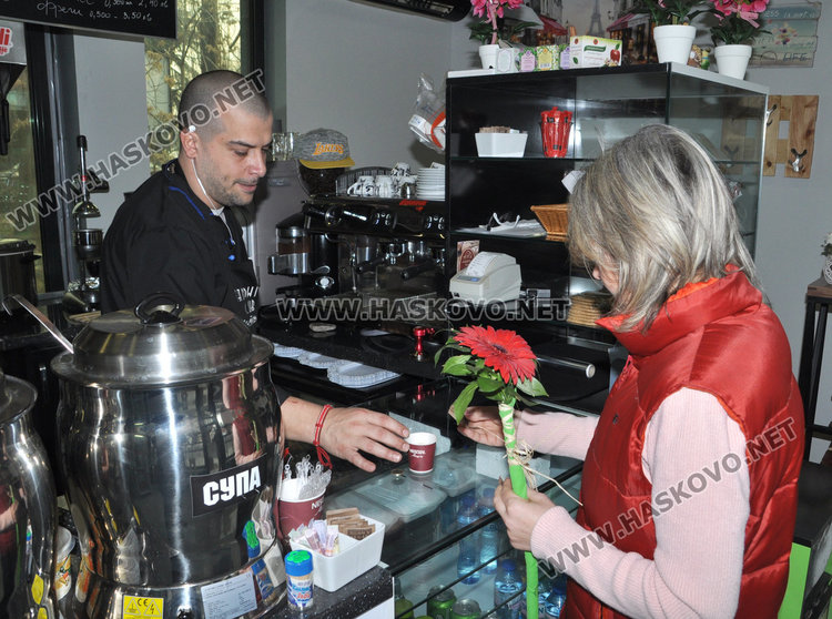 Ново заведение в Хасково поднася цвете на дамите за 8 март