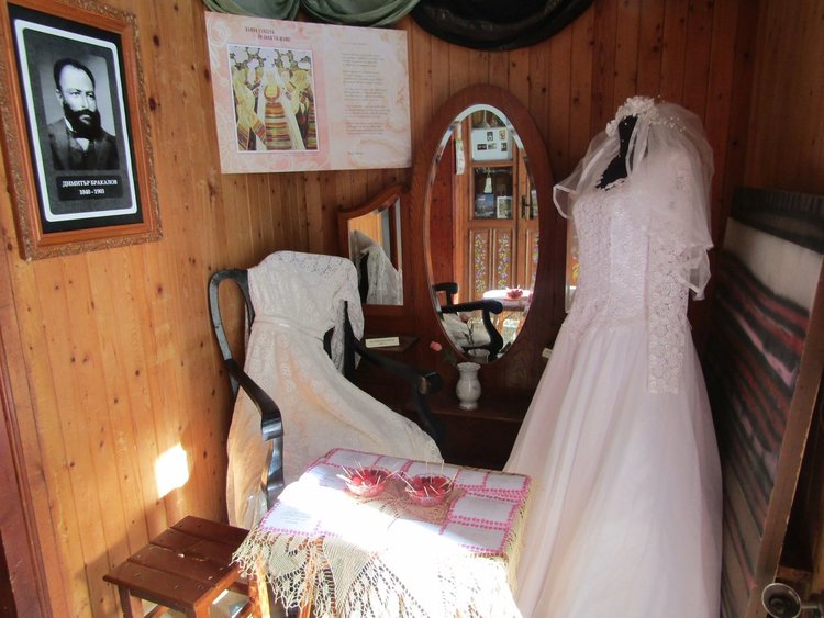 Показват булченски рокли от Димитровград в Бургас