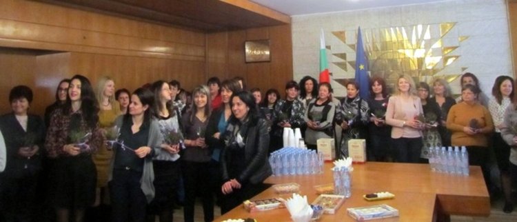 Цветя и поздравления от кмета за работещите в общинската администрация на Смолян