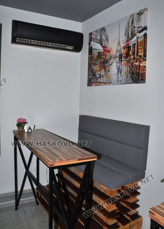 Ново заведение в Хасково поднася цвете на дамите за 8 март