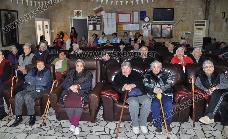 Фокуси на живо в Старческия дом в Кенана на 8 март