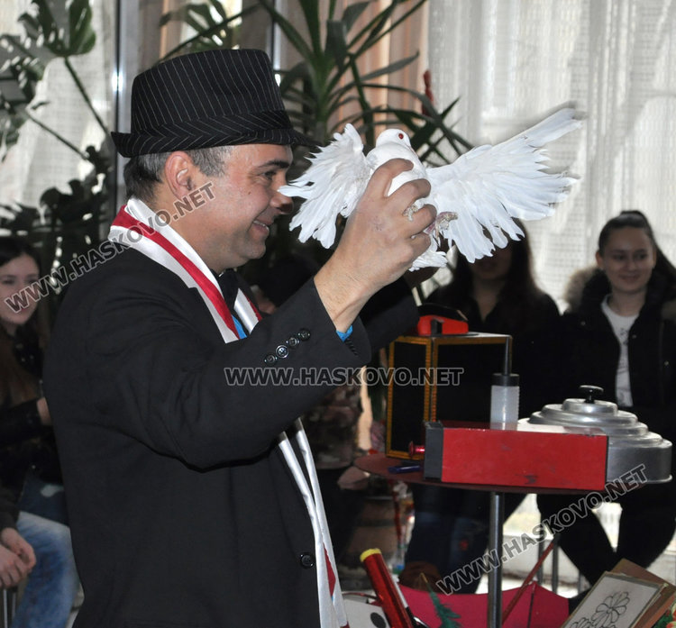 Фокуси на живо в Старческия дом в Кенана на 8 март