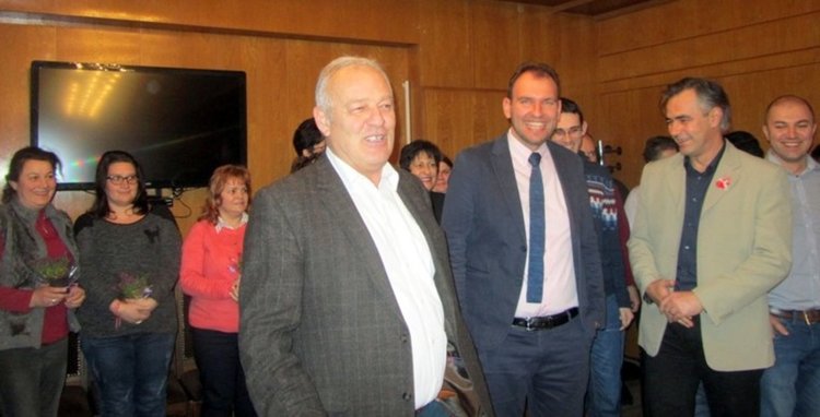 Цветя и поздравления от кмета за работещите в общинската администрация на Смолян