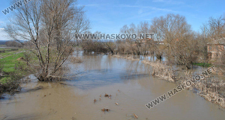 Олу дере скъса диги и нахлу в крайните дворове на Малево