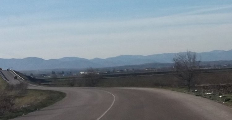 Мястото на произшествието - вдясно се виждат остатъци от автомобилите