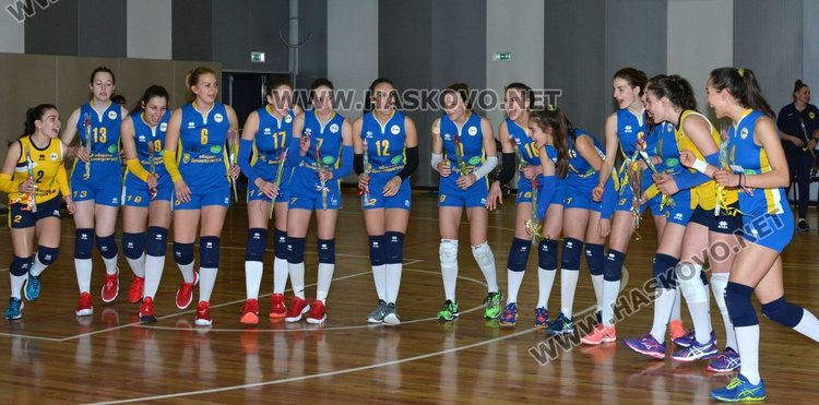 В началото на срещата волейболистките получиха по едно цвете за 8 март