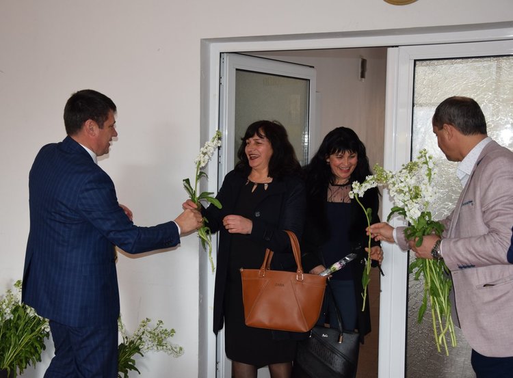 Дамите в Ардино празнуват с кмета,той ги дарява с красиви пролетни цветя