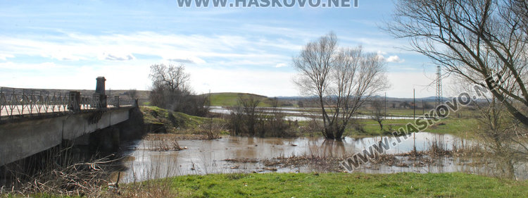 Олу дере скъса диги и нахлу в крайните дворове на Малево