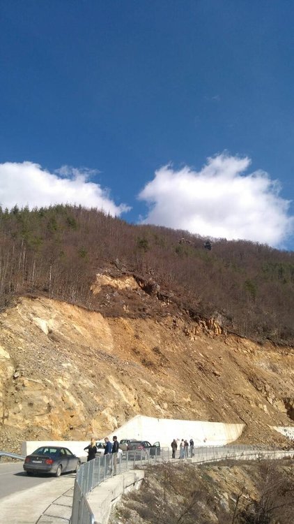 Свлачището, затворило пътя за Мадан, надхвърля 20 декара и продължава да пълзи