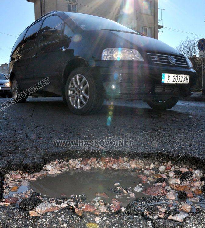 Огромни ями зейнаха по улиците на Хасково в края на зимата