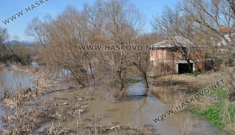 Олу дере скъса диги и нахлу в крайните дворове на Малево