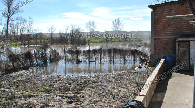 Олу дере скъса диги и нахлу в крайните дворове на Малево