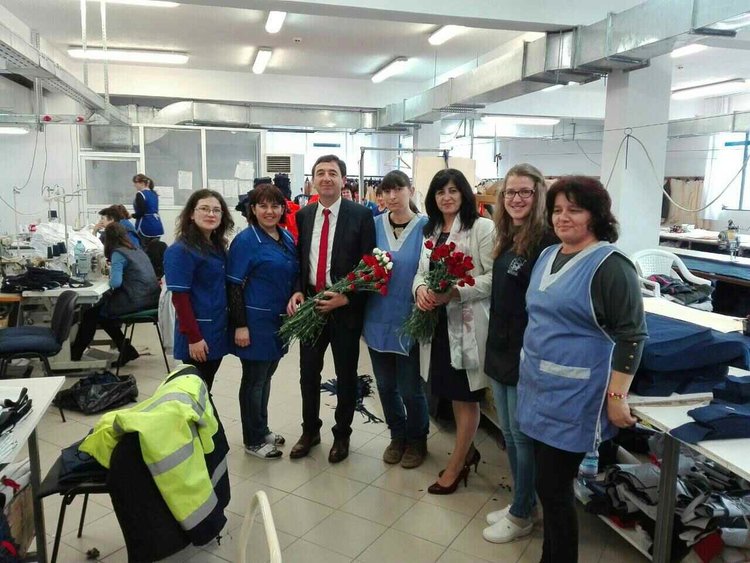 Шинаси Сюлейман с цвете за дамите в Кирково