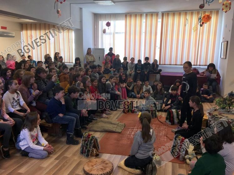 Театрален следобед в най-голямото смолянско училище зарадва десетки деца