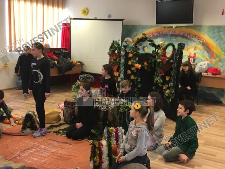 Театрален следобед в най-голямото смолянско училище зарадва десетки деца