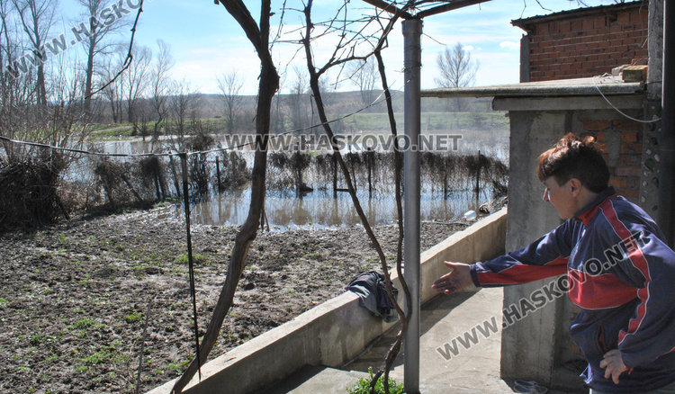 Олу дере скъса диги и нахлу в крайните дворове на Малево
