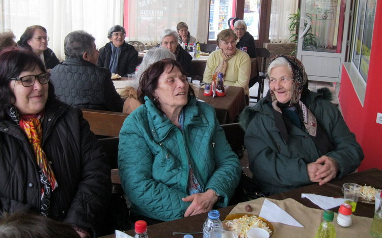 Незрящи смолянчанки дават пример: плетат, бродират и нижат мъниста