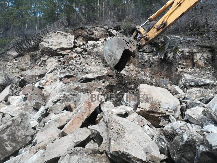 Ново срутване, пътните участъци Смолян-Средногорци и Рудозем-Смилян остават затворени за движение