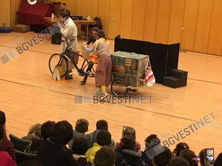 Театрален следобед в най-голямото смолянско училище зарадва десетки деца