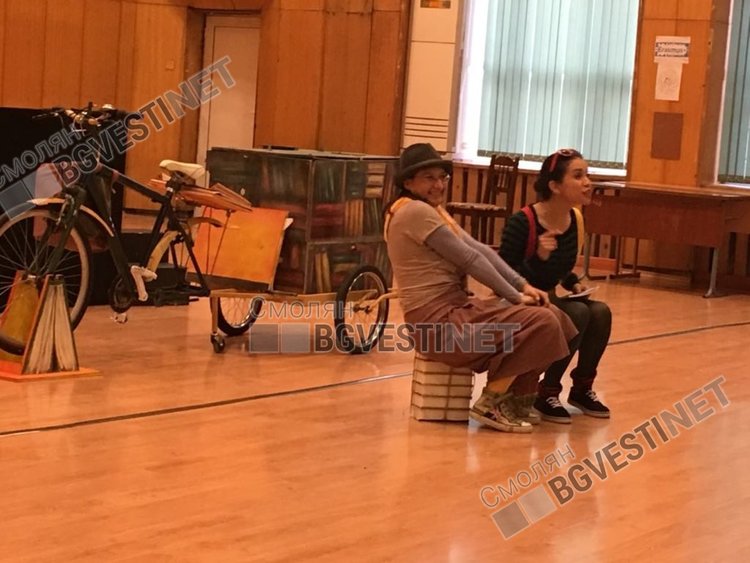 Актьорите на РДТ направиха истински празник за малчуганите с пиеса по текстове на любими детски автори