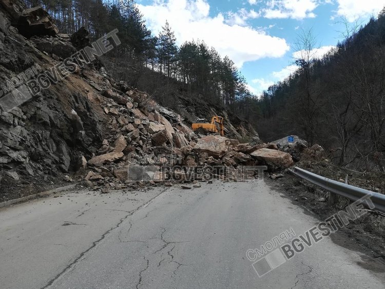 Временно е спряно разчистването на пътя Смолян-Мадан, специалисти пристигат за оглед на място 