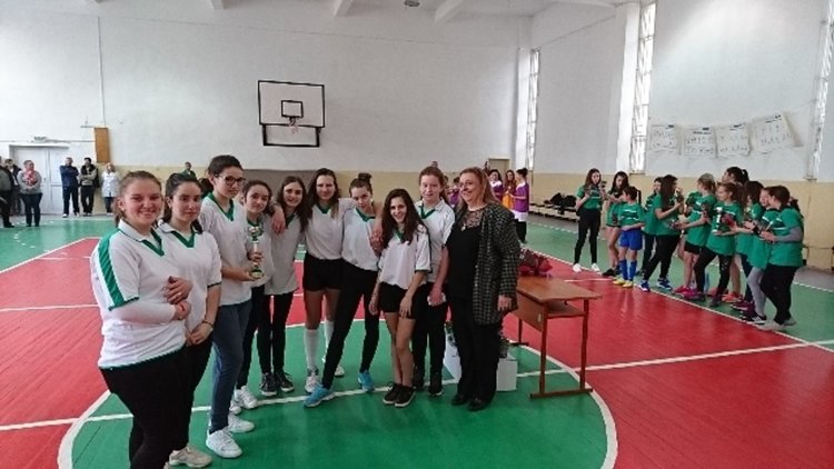 Момичетата на Езиковата гимназия и Шесто станаха шампионки на Осмомартенския турнир по футбол