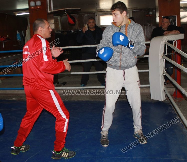 Шампион по бокс проведе открита тренировка с възпитаниците на БК "Спартак"
