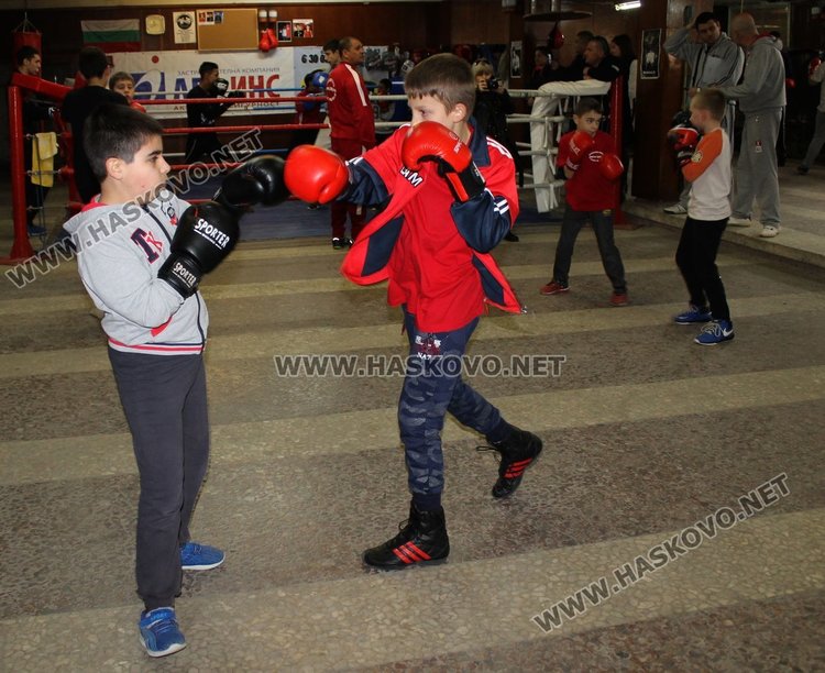 Шампион по бокс проведе открита тренировка с възпитаниците на БК "Спартак"