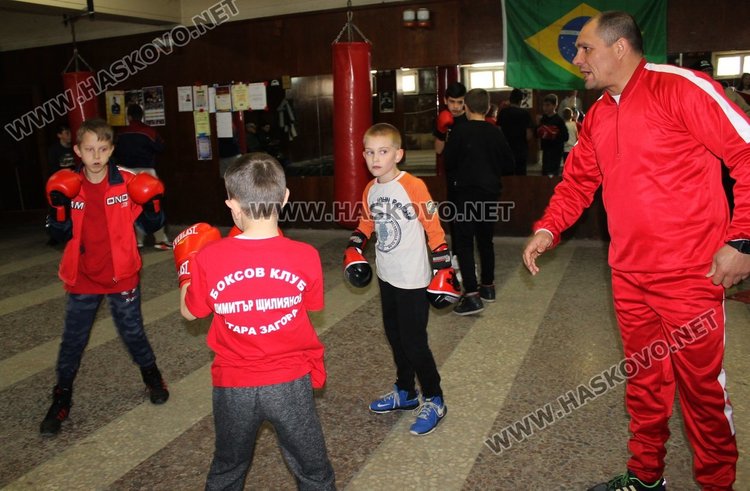 Шампион по бокс проведе открита тренировка с възпитаниците на БК "Спартак"