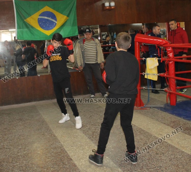Шампион по бокс проведе открита тренировка с възпитаниците на БК "Спартак"
