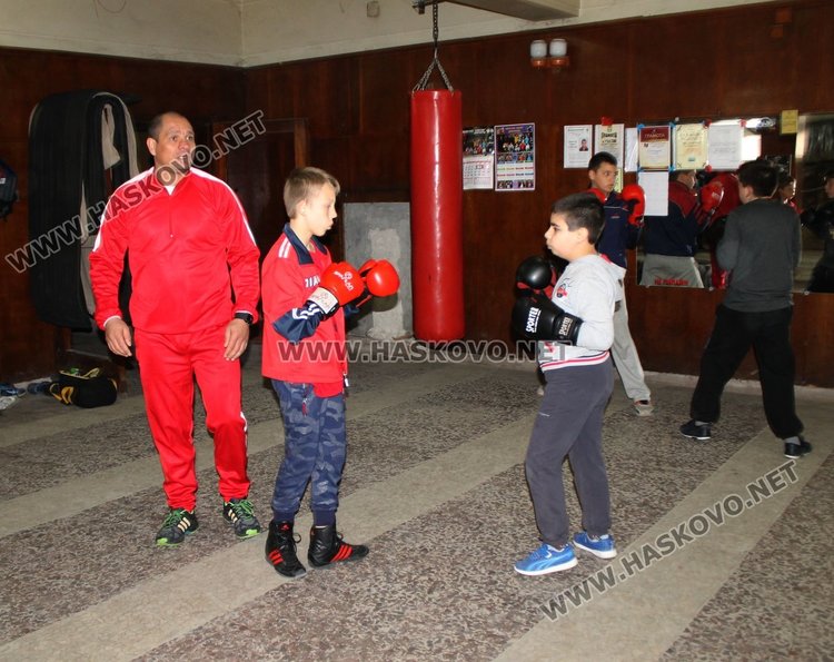 Шампион по бокс проведе открита тренировка с възпитаниците на БК "Спартак"