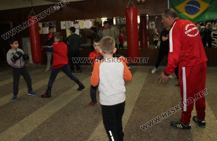 Шампион по бокс проведе открита тренировка с възпитаниците на БК "Спартак"