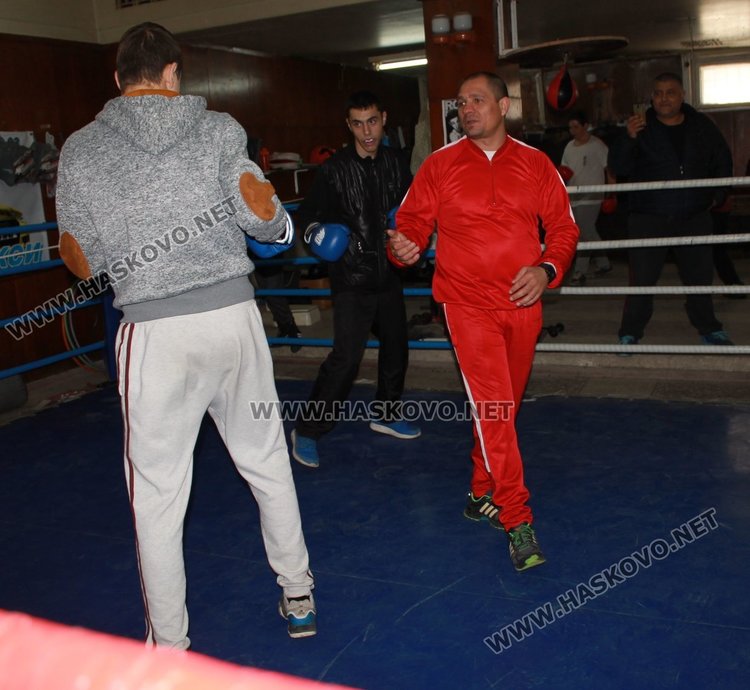 Шампион по бокс проведе открита тренировка с възпитаниците на БК "Спартак"