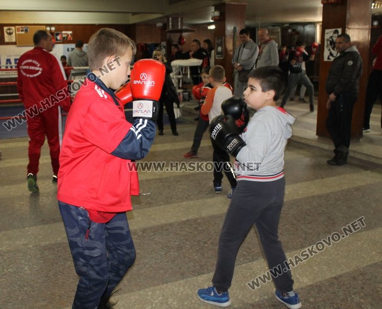 Шампион по бокс проведе открита тренировка с възпитаниците на БК "Спартак"
