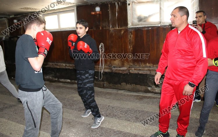 Шампион по бокс проведе открита тренировка с възпитаниците на БК "Спартак"